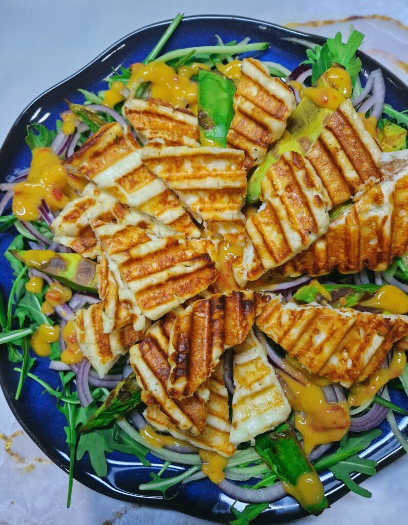 Keto Sałatka z Awokado, Halloumi i Dressingiem Mango-Chili