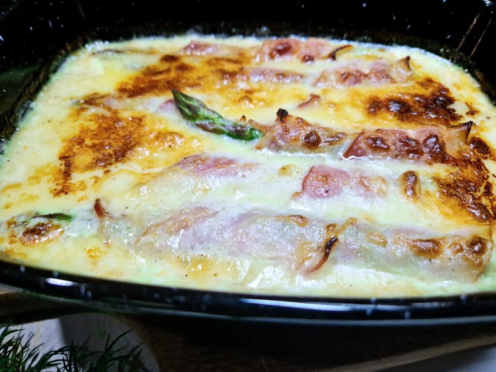 Szparagi z boczkiem i parmezanem 