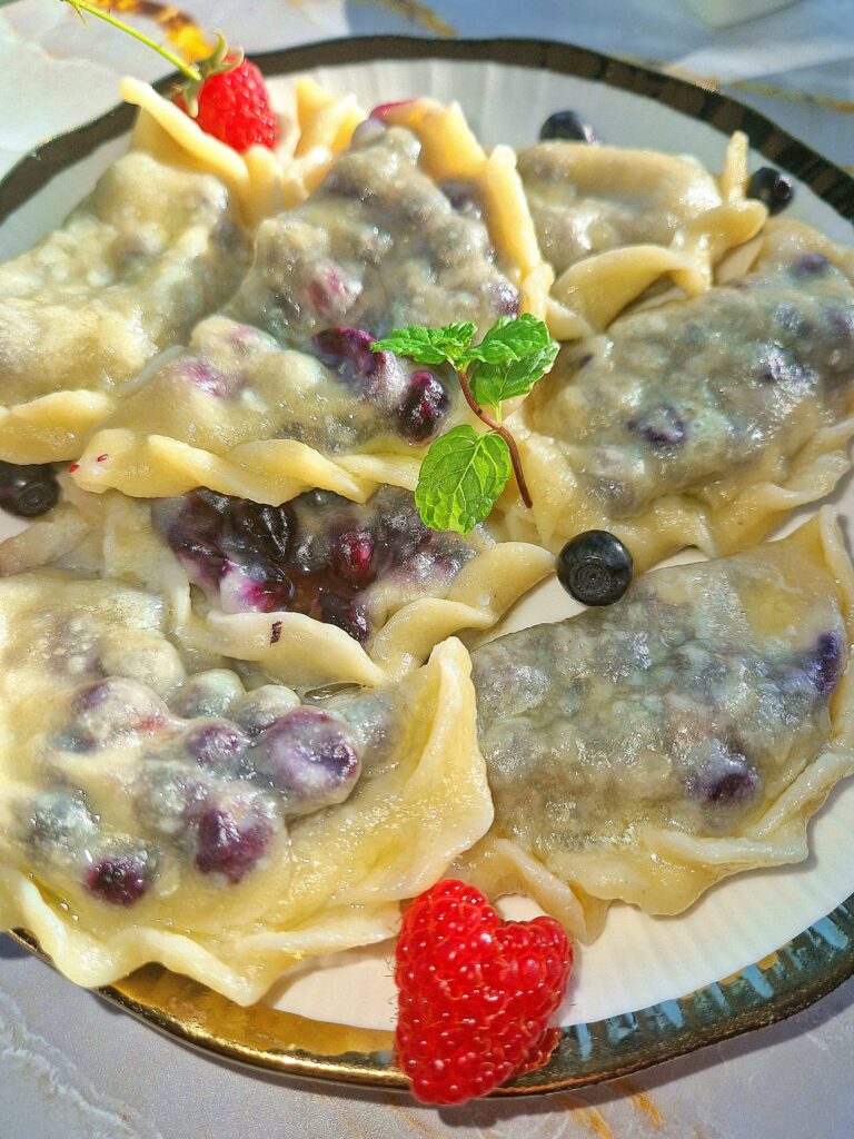 Pierogi z jagodami – prosty przepis bez jajek