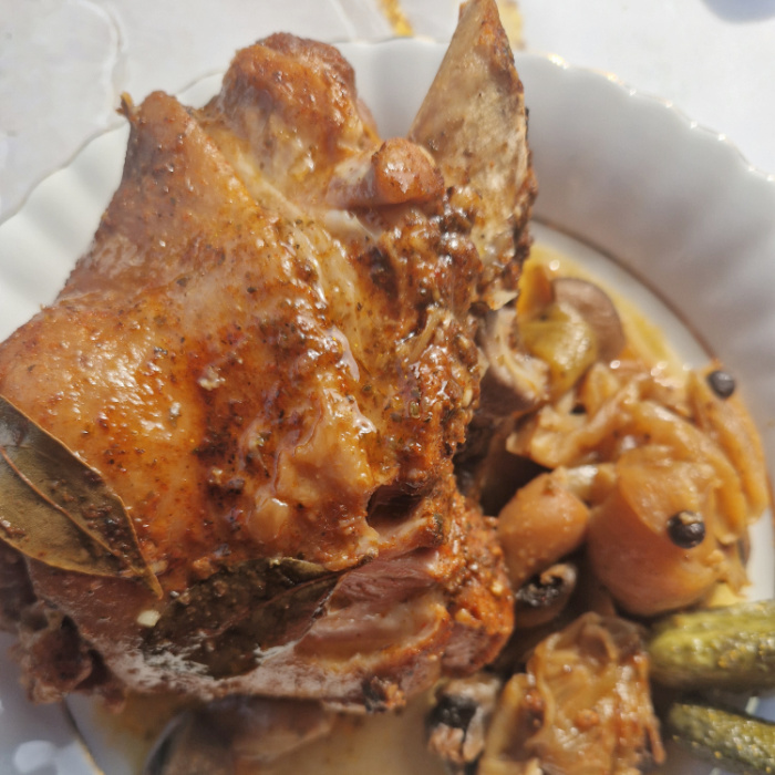 Soczysta golonka keto duszona z majerankiem i czosnkiem w naczyniu Instant pot podana z jarzynami i ogórkiem kiszonym