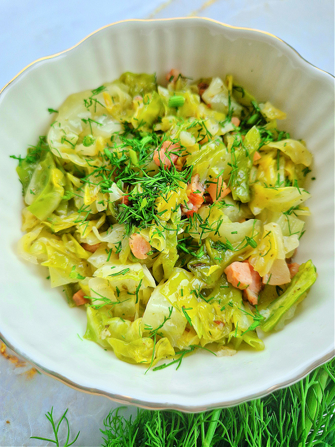 Keto młoda kapusta duszona z boczkiem i świeżym koperkiem podana w misce