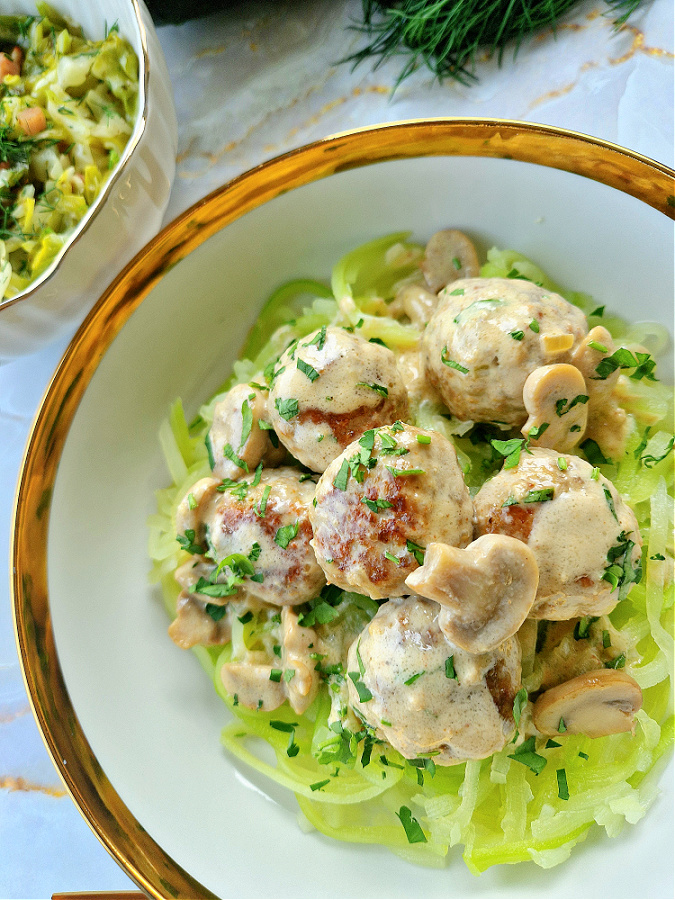 Makaron z cukinii podany z keto pulpetami wieprzowymi