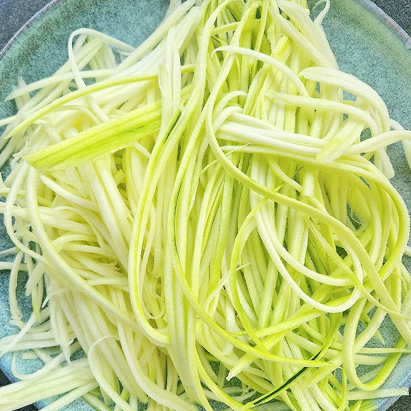 Keto makaron z cukinii