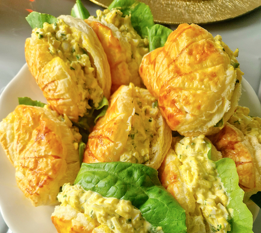 Muszle z ciasta francuskiego, nadziewane zieloną sałatą i pastą jajeczną