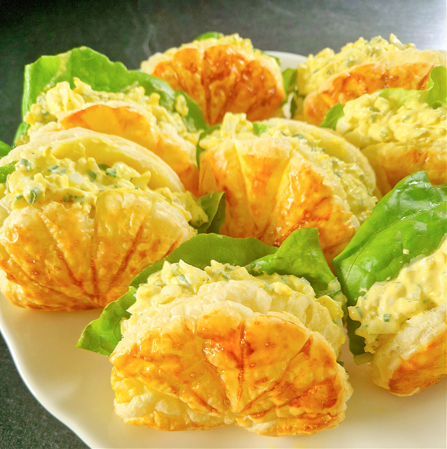 Muszle z ciasta francuskiego, nadziewane zieloną sałatą i pastą jajeczną