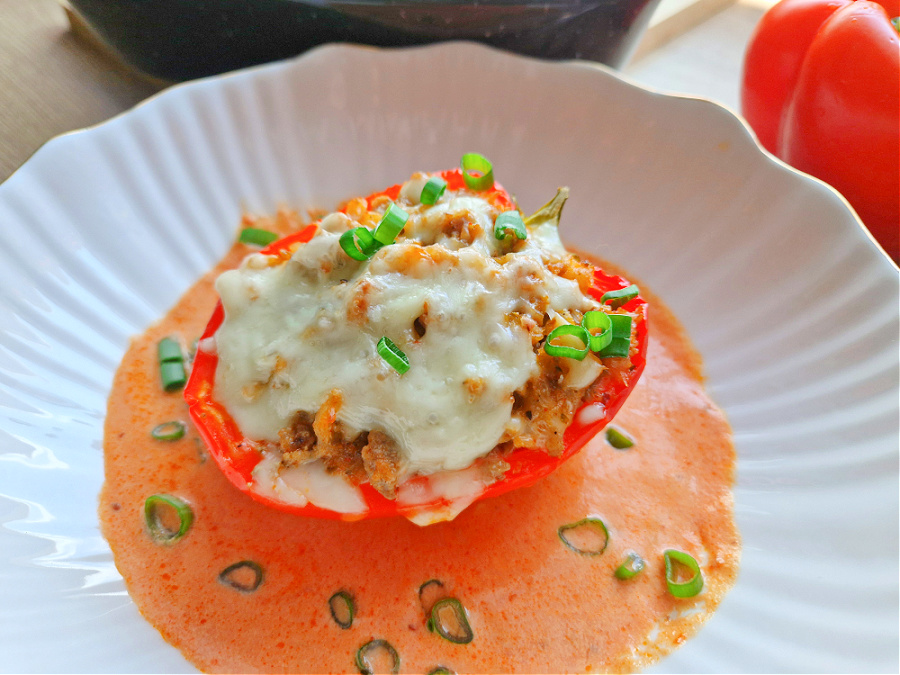 Papryka faszerowana niskowęglowodanowa w sosie pomidorowym