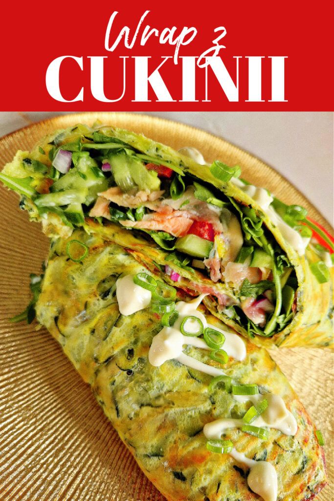 Wrap z cukinii z łososiem, rukolą i sosem czosnkowym na jasnym tle