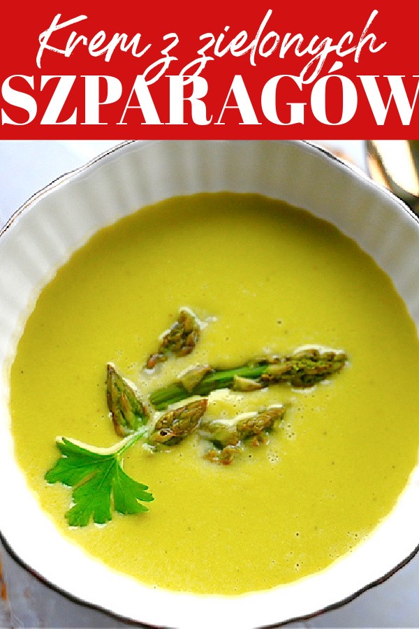 Kolaż z białym napisem na czerwonym tle KREM Z ZIELONYCH SZPARAGÓW. Poniżej zdjęcie zupy w białej misce, obok złota łyżka, jasne tło