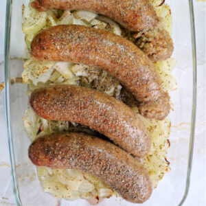 Biała kaszanka pieczona w piekarniku na naczyniu żaroodpornym z cebulą i majerankiem.