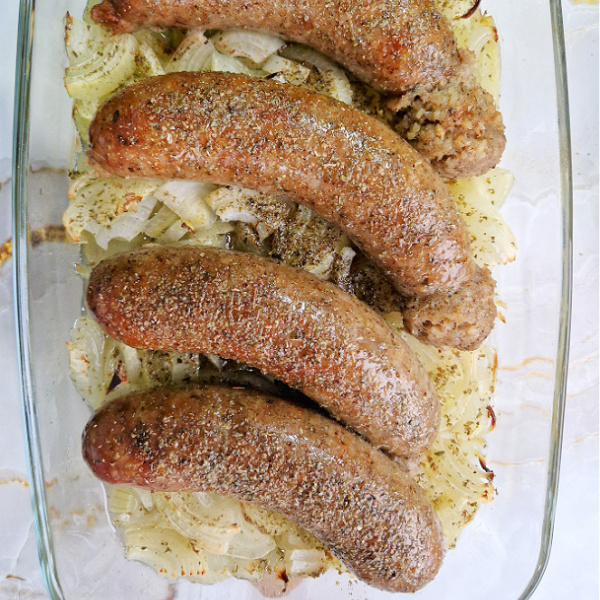 Biała kaszanka pieczona w piekarniku na naczyniu żaroodpornym z cebulą i majerankiem.