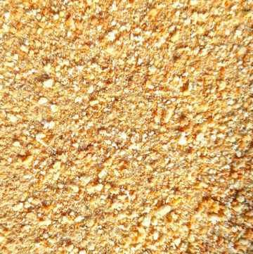 Zbliżenie na bułkę tartą w wersji keto na bazie izolatu białka