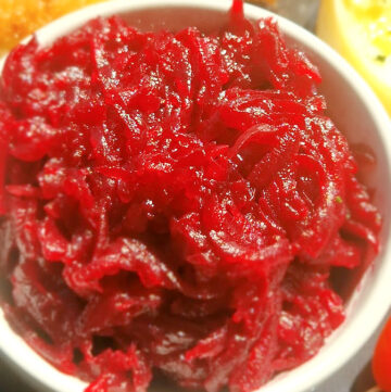 Zbliżenie na starte buraczki z Instant Pot, lśniące i soczyste, podane w białej miseczce.