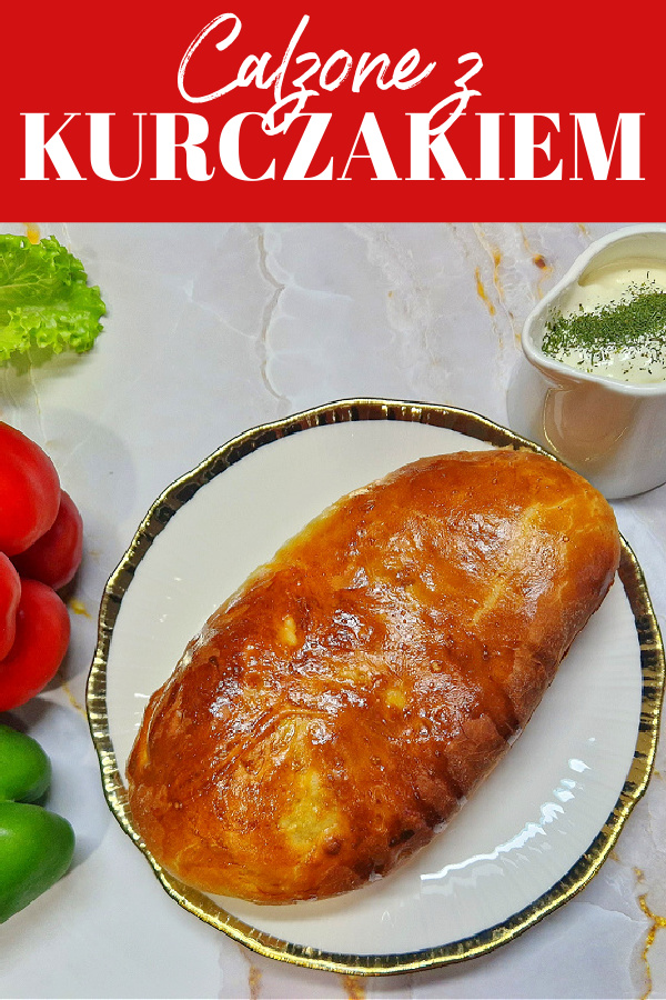 Kolaż gdzie u góry czerwone tło z napisem Calzone z kurczakiem białymi literami. Poniżej zdjęcie calzone na białym talerzyku ze złotą obwódką. Obok sos czosnkowy posypany zieleniną, papryka czerwona, zielona i liść sałaty. Tło jasnozłote.