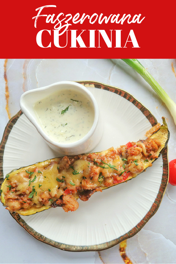 Kolaż kulinarny. Na czerwonym tle biały napis: Faszerowana cukinia. Poniżej biało-złoty talerz na jasnym tle. Na talerzu zapieczona połówka cukinii nadziewana mięsem mielonym i posypana roztopionym serem. Obok sosjerka z sosem czosnkowym, kilka pomidorków koktajlowych i zielona cebulka.