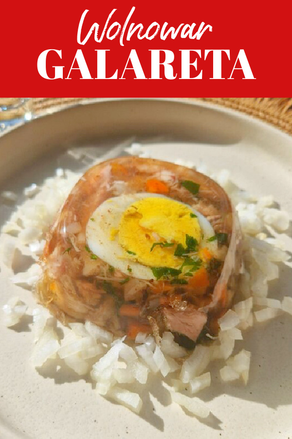 Kolaż z napisem na czerwonym tle ‘Wolnowar galareta’. Poniżej galaretka z nóżek i golonki podana na kremowym talerzyku. W środku galaretki widać połówkę jajka, kawałki marchewki i zieleniny. Obok na talerzyku leży drobno pokrojona cebula. Tło brązowe