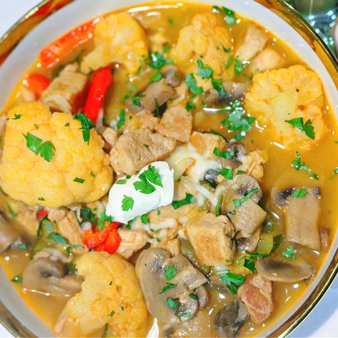 Gulasz wieprzowo-warzywny low carb podany z natką pietruszki