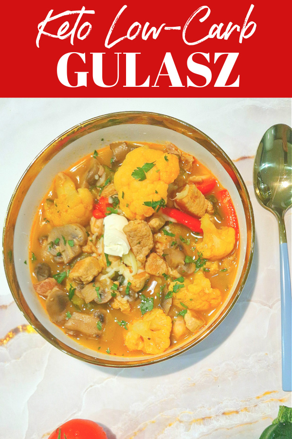 Kolaż na którym u góry znajduje się biały napis na czerwonym tle KETO LOW-CARB GULASZ. Poniżej gulasz wieprzowo-warzywny low carb podany z natką pietruszki i kleksem mascarpone w miseczce, obok łyżka. Jasne tło.