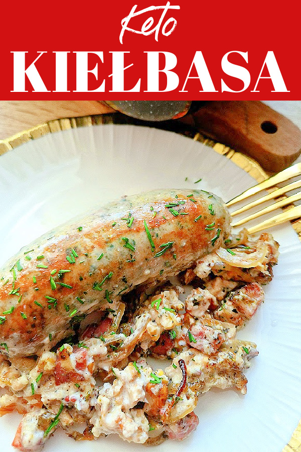 Kolaż zdjęcia z białym napisem na czerwonym tle: KETO KIEŁBASA. Biała kiełbasa keto polana kremowym sosem musztardowo-chrzanowym, orzechami w wersji keto na biało złotym talerzu.