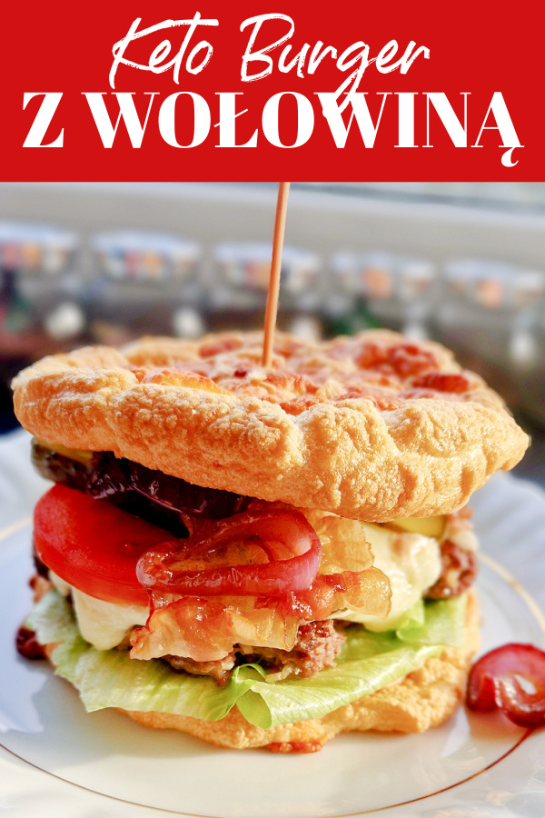 Kolaż, w górnej części czerwone tło z białym napisem ‘Keto burger z wołowiną’. Poniżej zdjęcie gotowej kanapki na białym talerzyku. Pomiędzy keto bułkami znajdują się warzywa, mięso wołowe, sosy, ser i chrupiący boczek. Całość przebita wykałaczką. W tle stoją słoiczki z przyprawami.