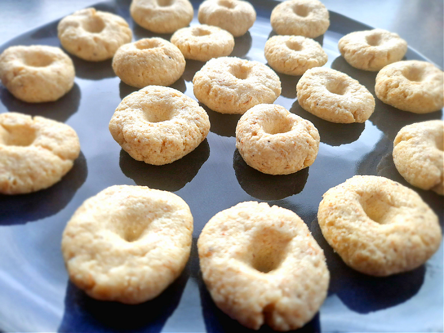 Zbliżenie na keto kluski śląskie z dziurką ułożone na ciemnym talerzu