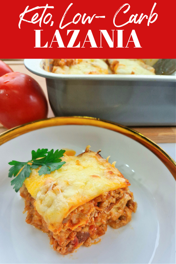 Pinterestowy kolaż z napisem Keto low carb lazania na czerwonym tle i porcją lazanii zapieczonej z serem w białej miseczce ze złotą obwódką.