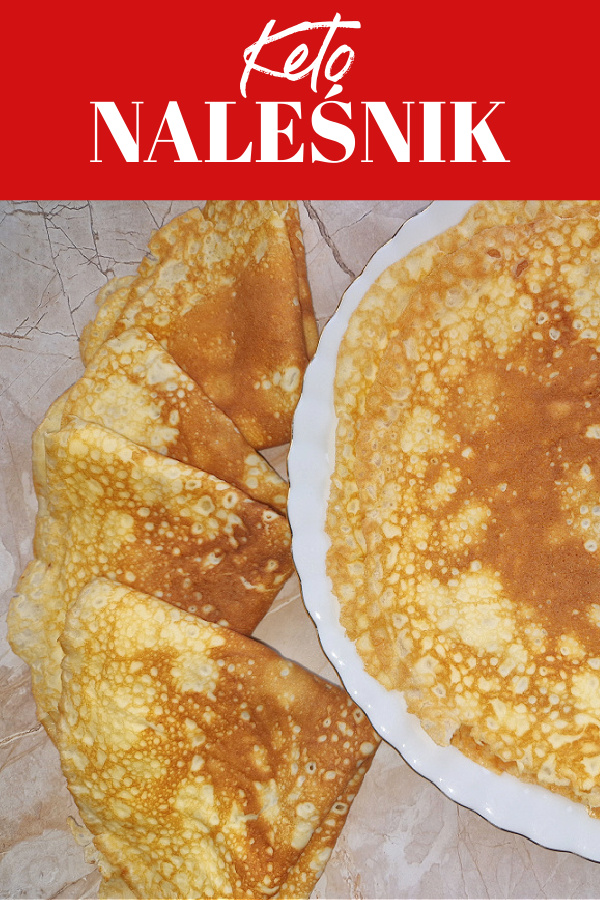 Kolaż z napisem „Keto naleśnik” na czerwonym tle, poniżej biały talerz z naleśnikami złożonymi w trójkąty.