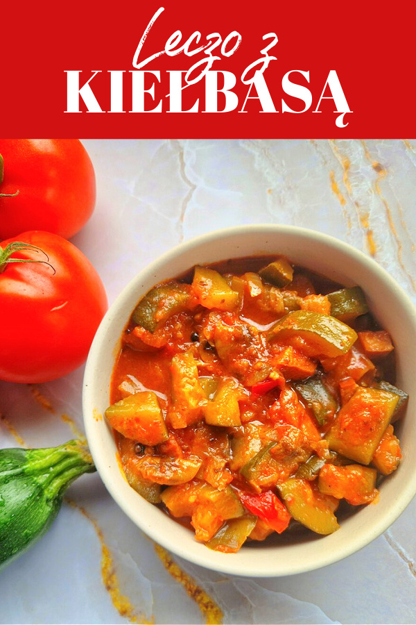 Kolaż kulinarny. U góry czerwone tło z białym napisem: Leczo z kiełbasą. Poniżej miseczka wypełniona leczo z cukinii i kiełbasą. Widać kawałki warzyw i plasterki kiełbasy w sosie pomidorowym. Obok miseczki leżą ozdobnie ułożone pomidory i cukinia.