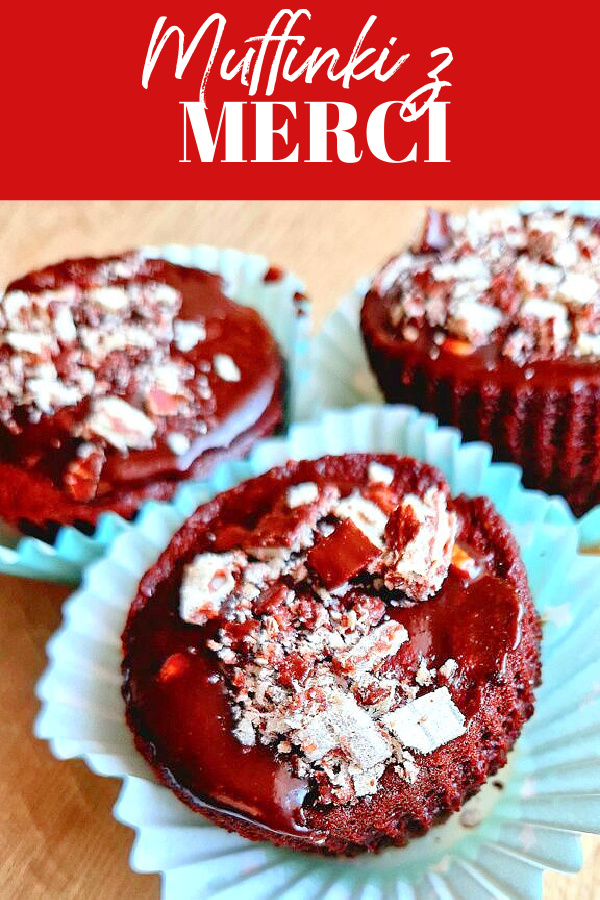 Kolaż. U góry czerwone tło z białym napisem ‘Muffinki z Merci’. Poniżej zbliżenie na trzy muffinki czekoladowe w niebieskich papilotkach, polane czekoladą i posypane Prince Polo.