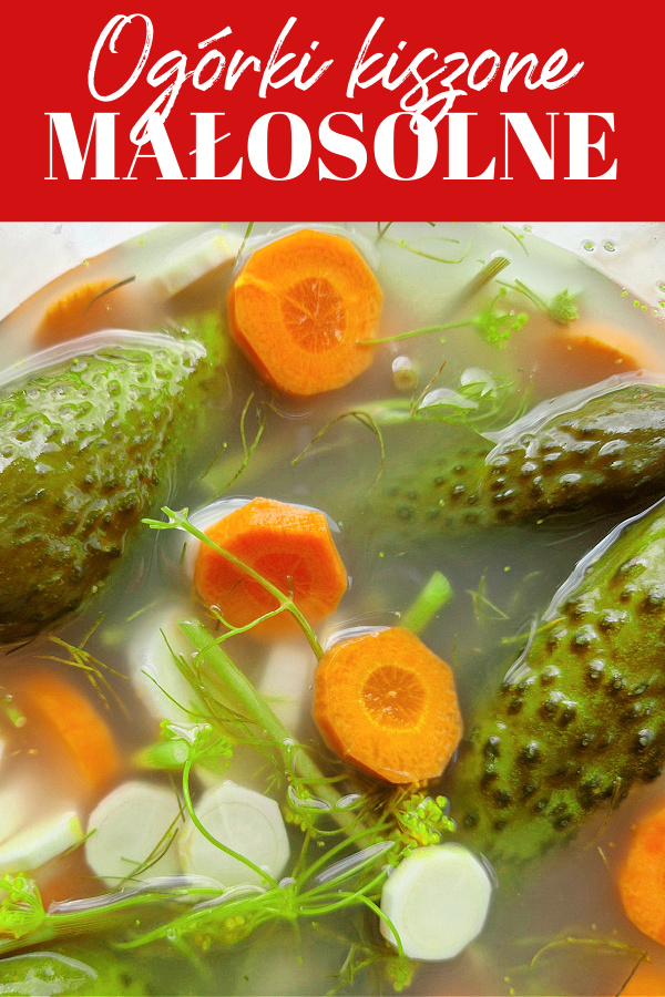 Kolaż z czerwonym tłem i białym napisem „Ogórki kiszone małosolne”. Poniżej zdjęcie ogórków zanurzonych w wodzie z dodatkiem marchewki, pietruszki, czosnku, chrzanu i kopru.