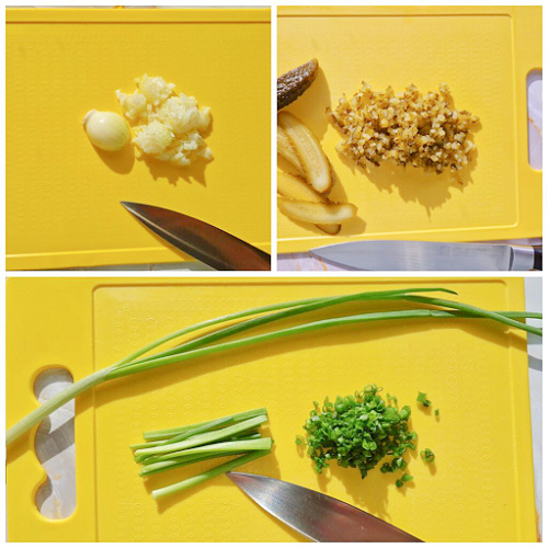 Kolaż trzech zdjęć przedstawiający przygotowanie składników: na pierwszym drobno siekana cebulka, na drugim krojony w kostkę ogórek kiszony, na trzecim drobno posiekana cebulka dymka.
