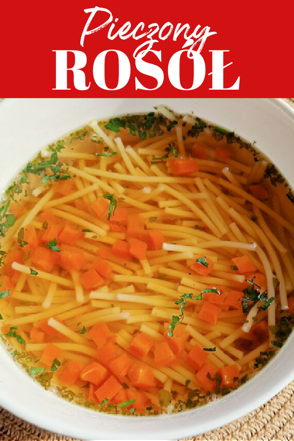 Kolaż z czerwonym tłem i białym napisem „Pieczony rosół”. Poniżej zdjęcie miseczki z gorącym rosołem, w którym widać złocistą zupę, marchewkę, makaron i zieloną pietruszkę.