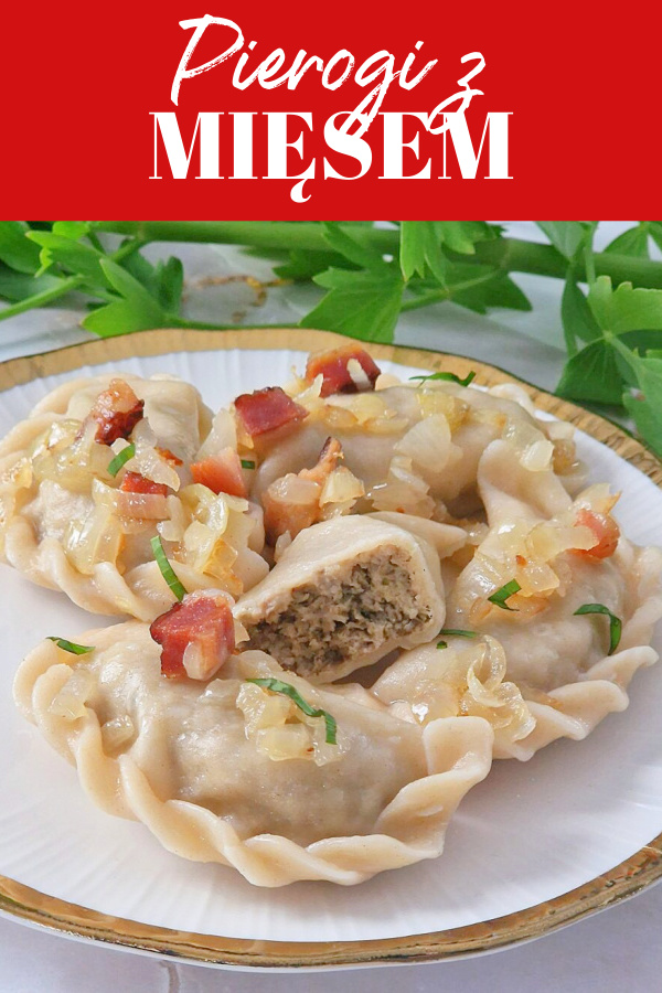 Kolaż kulinarny. U góry czerwone tło z białym napisem: Pierogi z mięsem z rosołu. Poniżej zdjęcie na którym jest biały talerz ze złotą obwódką, na którym poukładane są pierogi z mięsem z rosołu. Całość posypana podsmażonym boczkiem i cebulką. Obok na talerzu leży świeża zielona gałązka lubczyku. Tło jasnozłote.