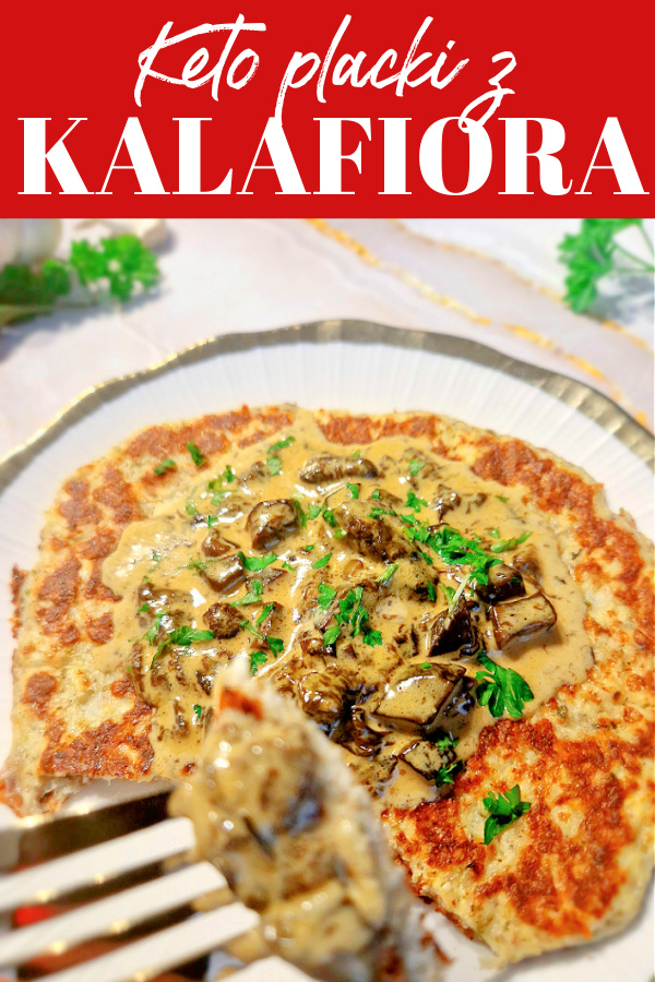 Kolaż na którym białymi napisami na czerwonym tle pisze KETO PLACKI Z KALAFIORA, a poniżej zbliżenie na placek z kalafiora z sosem grzybowym.