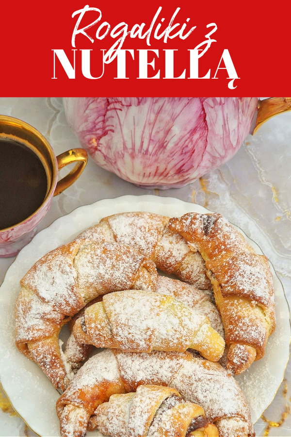 Kolaż kulinarny. U góry czerwone tło z białym napisem: Rogaliki z Nutellą. Poniżej biały talerzyk z rogalikami posypanymi cukrem pudrem. Obok różowo-złota filiżanka z kawą i dzbanek.