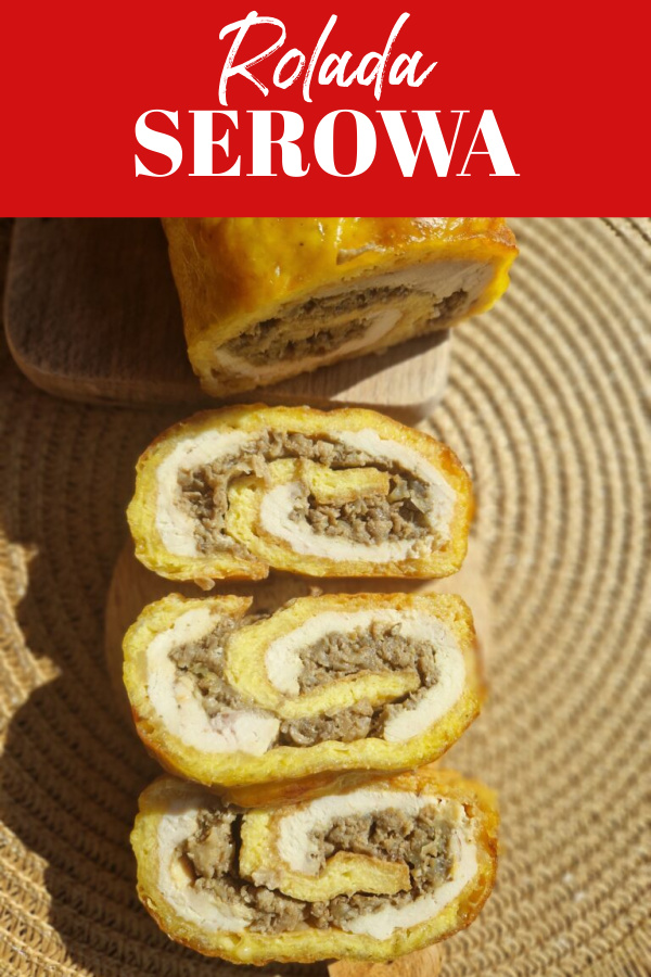 Kolaż. W górnej części czerwone tło z białym napisem ‘Rolada serowa’. Pod spodem trzy plastry rolady z kurczakiem i pieczarkami ułożone na małej deseczce obok całej rolady. Tło jasnobrązowe.