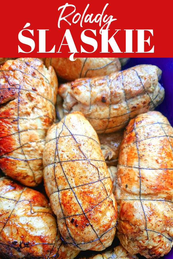 Kolaż na którym białymi napisami na czerwonym tle pisze ROLADY ŚLĄSKIE. Poniżej zdjęcie gotowych rolad zawiniętych jeszcze czarną nitką