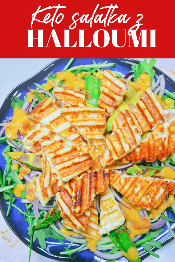 „Kolaż ze zdjęciem sałatki. U góry czerwone tło z białym napisem ‘Keto sałatka z halloumi’. Poniżej na jasnym tle stoi niebieski talerz wypełniony sałatką: rukola, grillowany ser halloumi, grillowane awokado i pomarańczowy sos mango-chili.