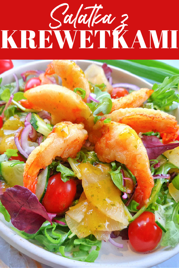 Kolaż na czerwonym tle z białym napisem sałatka z krewetkami. Poniżej jasno-kremowy talerz, na którym ułożona jest jest sałatka. Krewetki ułożone w gwiazdę, dookoła pomidorki, cebulka i listki mięty. Tło biało-złote.