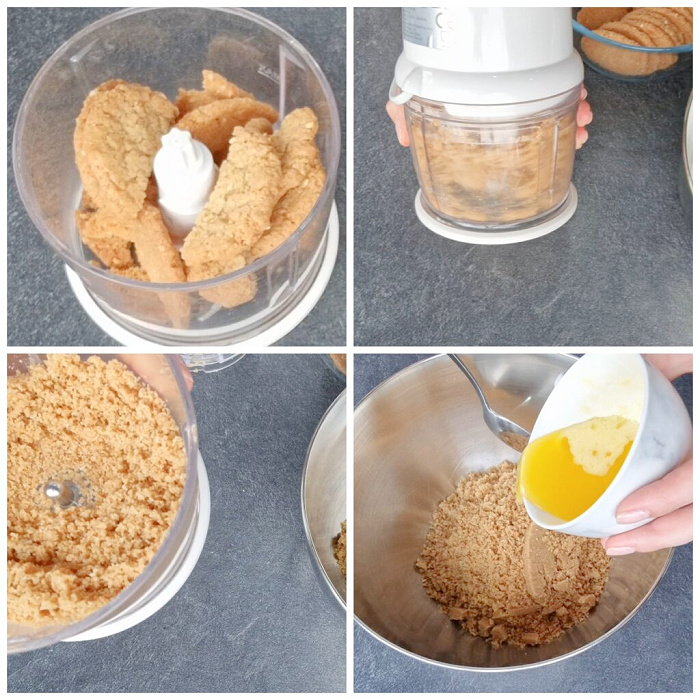 Kolaż czterech zdjęć. Pokruszone ciastka w misce, dodawanie roztopionego masła, miksowanie składników i powstanie jednolitej masy do spodu