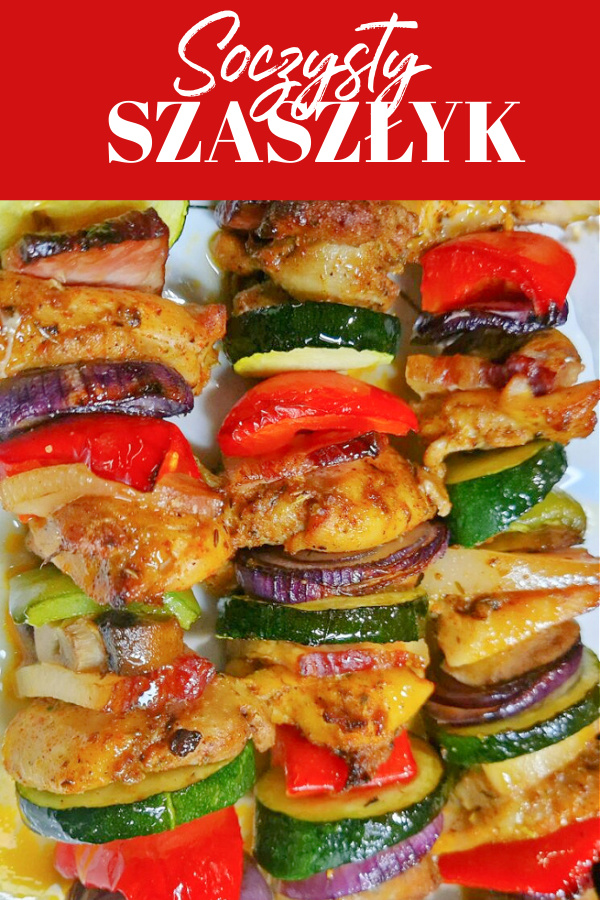 Kolaż. U góry czerwone tło z białym napisem ‘Soczysty szaszłyk’. Poniżej zbliżenie na trzy upieczone szaszłyki z kurczaka, boczku i warzyw.