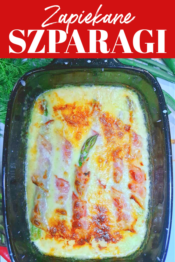 Kolaż z czerwonym tłem i białym napisem „Zapiekane szparagi”. Poniżej ujęcie z góry na czarne naczynie żaroodporne, w którym znajdują się szparagi owinięte w boczek, zapieczone w sosie. Obok naczynia jasne tło, zielone liście i kawałek czerwonej papryki.