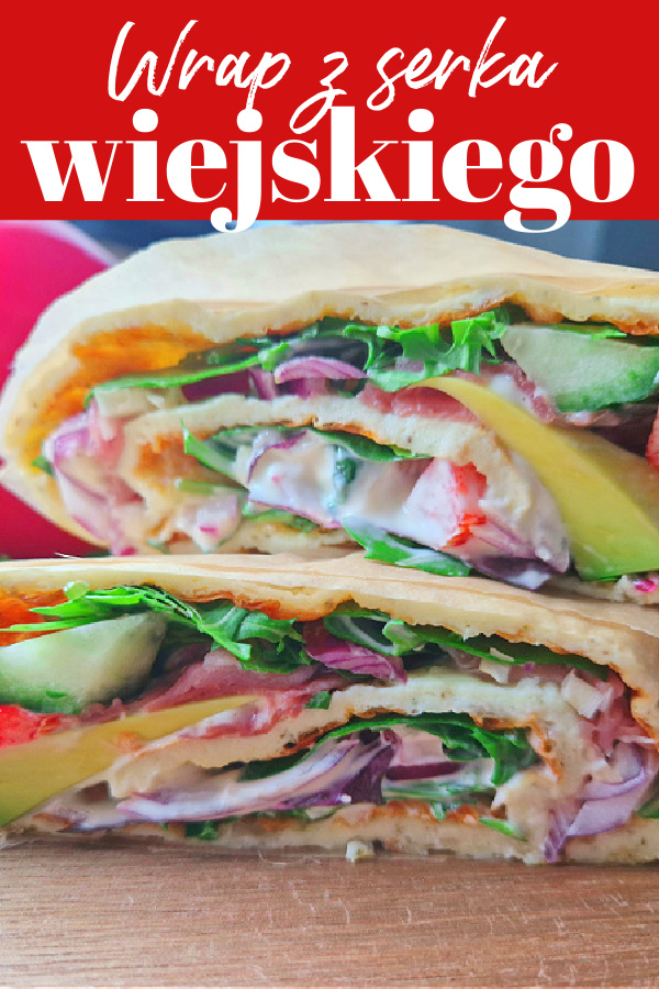 Kolaż na czerwonym tle z białym napisem „Wrap z serka wiejskiego”. Poniżej zbliżenie na wrap w przekroju. Cienkie ciasto, pełne warzyw i szynki, polane sosem.