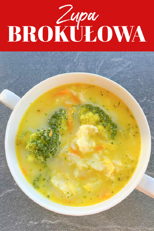 Kolaż, w górnej części czerwone tło z białym napisem ‘Zupa brokułowa’. Poniżej miseczka z zupą brokułową z lanym ciastem, ułożona na ciemnym tle