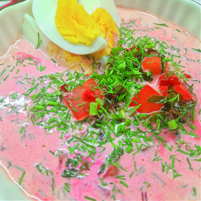 Zbliżenie na zupę z botwinki niskowęglowodanową, która zamiast ziemniaków ma kalarepkę. Całość posypana koperkiem.