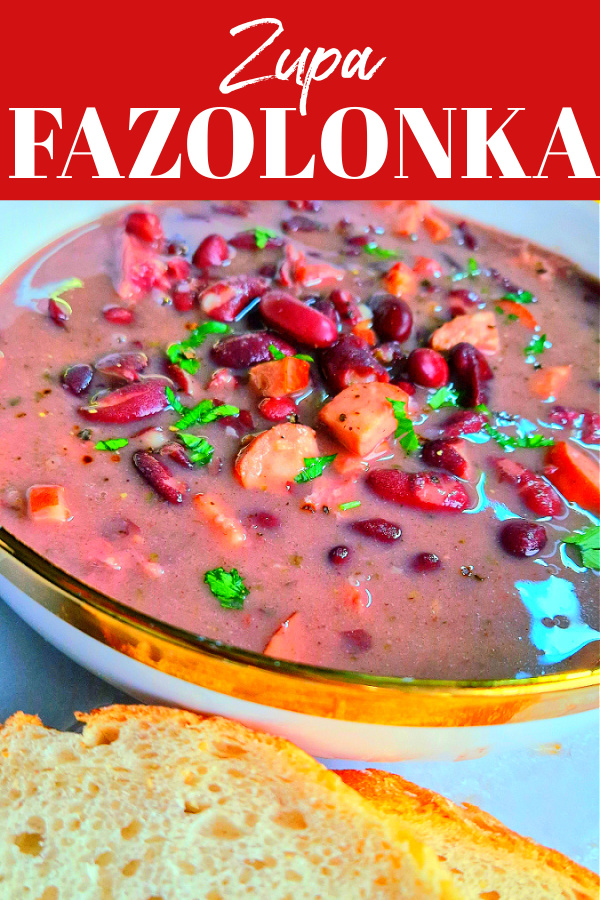 Kolaż na Pinterest: biały napis na czerwonym tle ‘Zupa fazolonka’, poniżej zbliżenie na miseczkę ciemnej fazolonki z kiełbasą, boczkiem, natką pietruszki i kromką chleba.