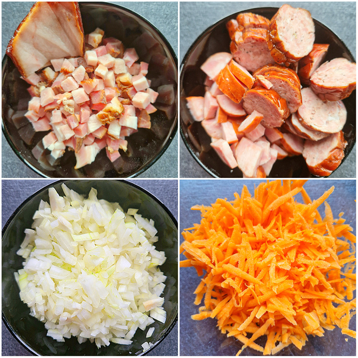 Pokrojony boczek, kiełbasa, cebula i marchewka w oddzielnych miseczkach na ciemnym blacie.