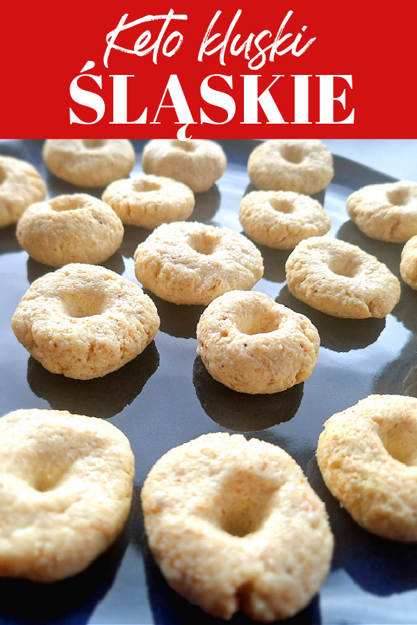 Kolaż na którym u góry biały napis na czerwonym tle: KETO KLUSKI ŚLĄSKIE. Poniżej zbliżenie na ułożone na ciemnym talerzu keto kluski z dziurką