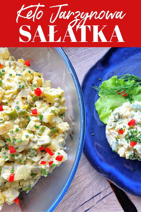 Kolaż na którym jest biały napis na czerwonym tle KETO JARZYNOWA SAŁATKA. Poniżej zdjęcie miski z sałatką i Niebieski talerz na którym jest sałatka jarzynowa
