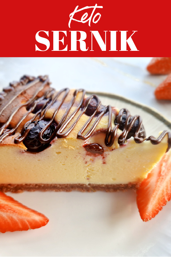 Kolaż z białym napisem na czerwonym tle KETO SERNIK. Pod spodem zdjęcie sernika na białym talerzu, obok truskawki