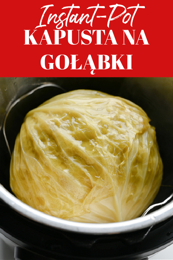 Kolaż z napisem ‘Instant Pot kapusta na gołąbki’ oraz zbliżeniem na ugotowaną główkę kapusty w szybkowarze po otwarciu pokrywy.